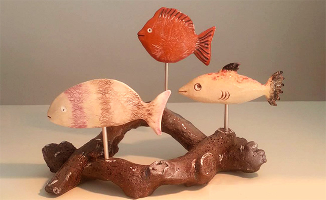 Ceramica artistica moderna di TERREDAUTORE. Scultura di pesci in ceramica colorata.