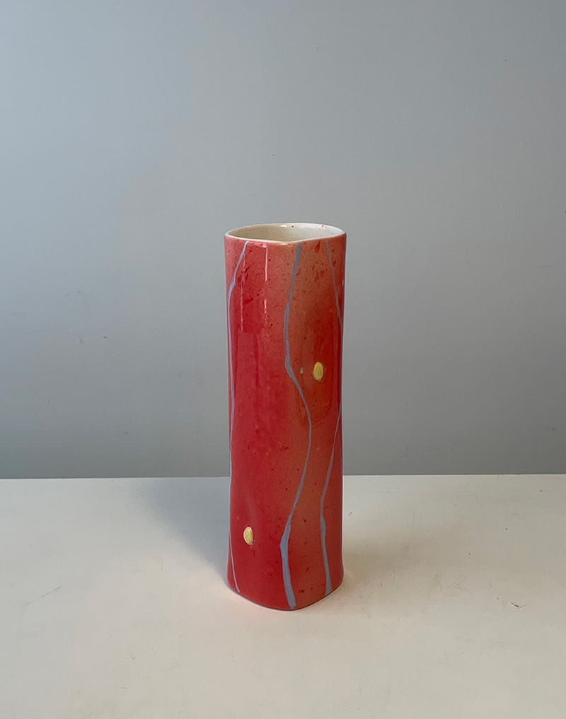 Vaso in ceramica. Di forma quadrata e colore rosso. Altezza cm cm 27. Fatto a mano. pezzo unico,