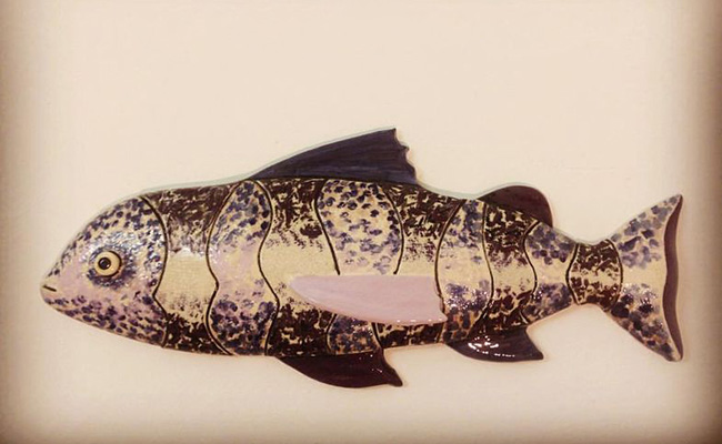 Ceramica artistica moderna di TERREDAUTORE. Bassorilievo, pesce in ceramica, da appendere.