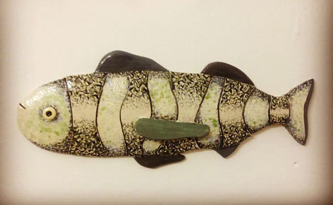 Ceramica artistica moderna di TERREDAUTORE. Bassorilievo, pesce in ceramica, da appendere.