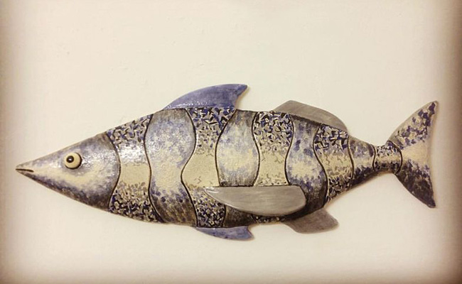 Ceramica artistica moderna di TERREDAUTORE. Pesce in ceramica da appendere.