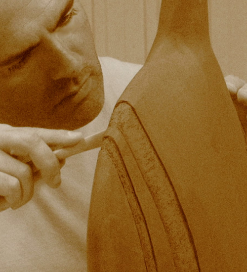 Terredautore Ceramica Artistica - Sergio Cingolani nel suo laboratorio di Recanati mentre lavora alle sue creazioni.