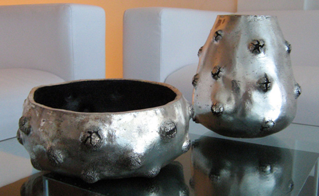 Ceramica artistica moderna di TERREDAUTORE. Veduta interna dello shop in Via Falleroni a Recanati (MC). Bellissimo duo di ciotola e vaso lavorati in rilevo, colore grigio con inserti in argento.