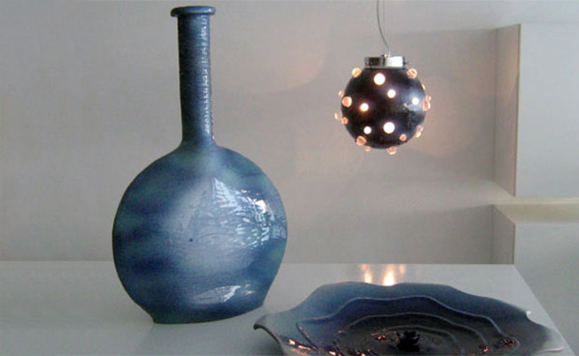Ceramica artistica moderna di TERREDAUTORE. Una bottiglia azzurra ed una lampada in ceramica.