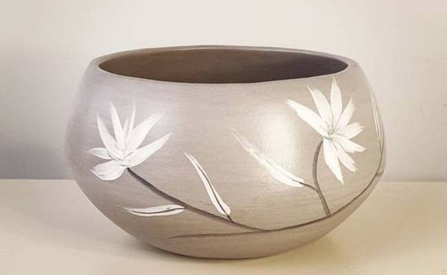 Ceramica artistica moderna di TERREDAUTORE. Ciotola in ceramica dipinta a mano con bellissimi fiori.