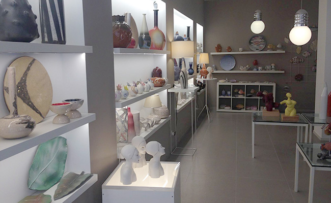Ceramica artistica moderna di TERREDAUTORE. Veduta interna dello shop in Via Falleroni a Recanati (MC).