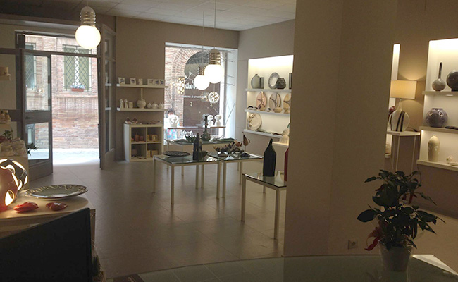 Ceramica artistica moderna di TERREDAUTORE. Veduta interna dello shop in Via Falleroni a Recanati (MC).