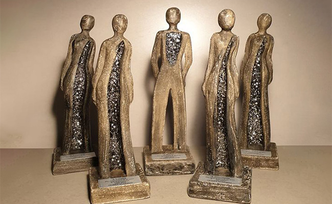 Ceramica artistica moderna di TERREDAUTORE. Sculture di figure stilizzate femminili e maschili, inserti in oro e base con placca descrittiva.