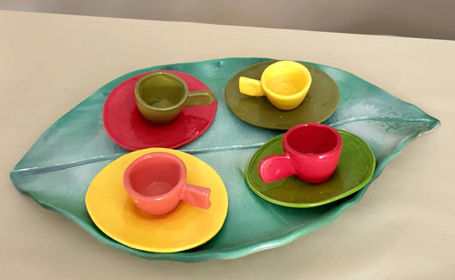 Ceramica artistica moderna di TERREDAUTORE. Bellissimo set per la tavola, vassoio a forma di foglia e quattro tazzine e piattini. Colori molto belli, dall'ocra al verde al rosso mattone.