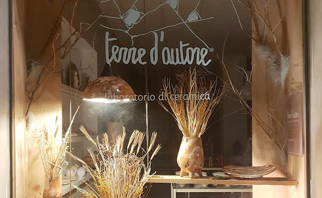 Ceramica artistica moderna di TERREDAUTORE. Vetrina dello shop in Via Falleroni a Recanati (MC).