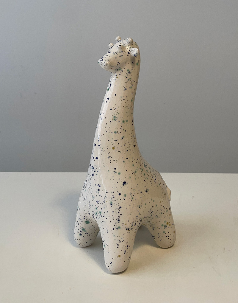 Giraffa in ceramica. Altezza cm  26. Colore base bianco, maculato nei toni del blu. Pezzo unico. Fatto a mano.