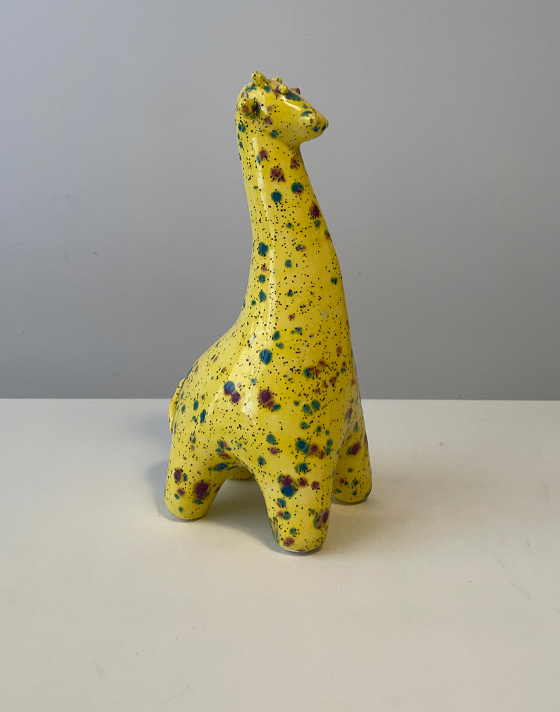 Giraffa in ceramica. Altezza cm  26. Colore base giallo, maculato nei toni del blu. Pezzo unico. Fatto a mano.