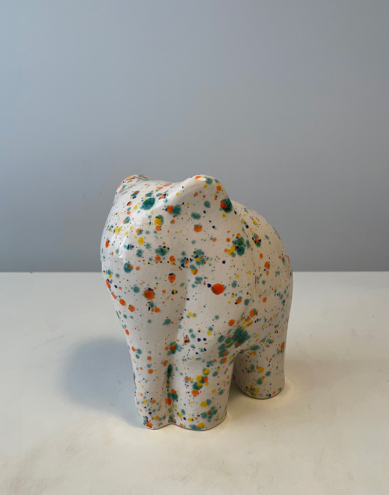Elefante in ceramica. Altezza cm  26. Colore base panna, maculato con colori vivaci. Fatto a mano. Pezzo unico.