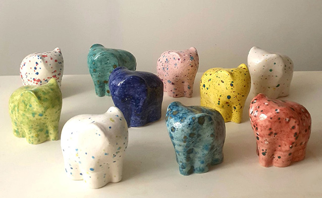 Ceramica artistica moderna di TERREDAUTORE. Elefantini bomboniera in allegre variazioni di colori.