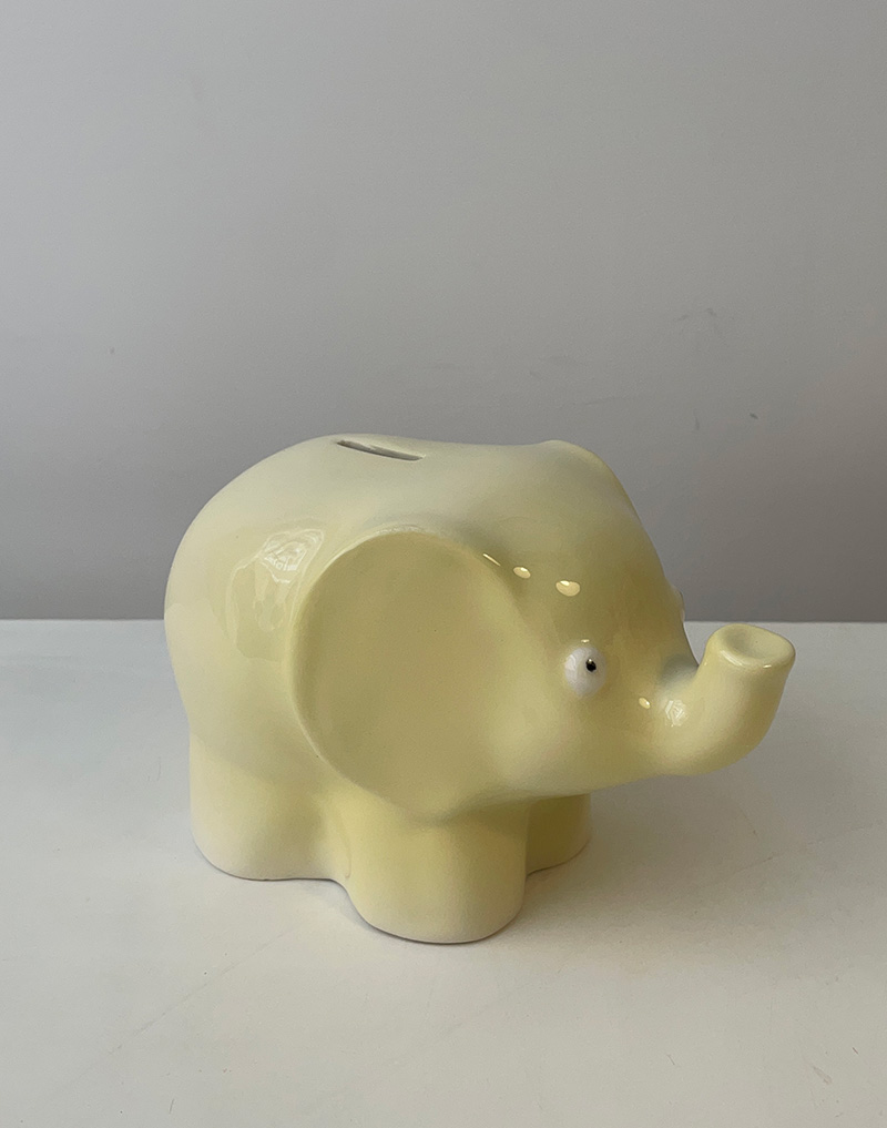 Salvadanaio in ceramica. A forma di elefantino. Provvisto di tappo removibile alla base. Misure cm 22x15x14. Fatto a mano. Pezzo unico.