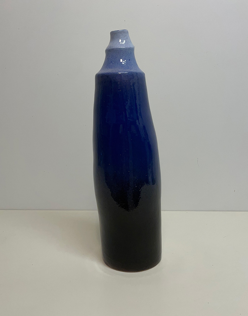Vaso in ceramica blu cobalto. Altezza cm 50. Fatto a mano nel laboratorio di Terredautore a Recanati.