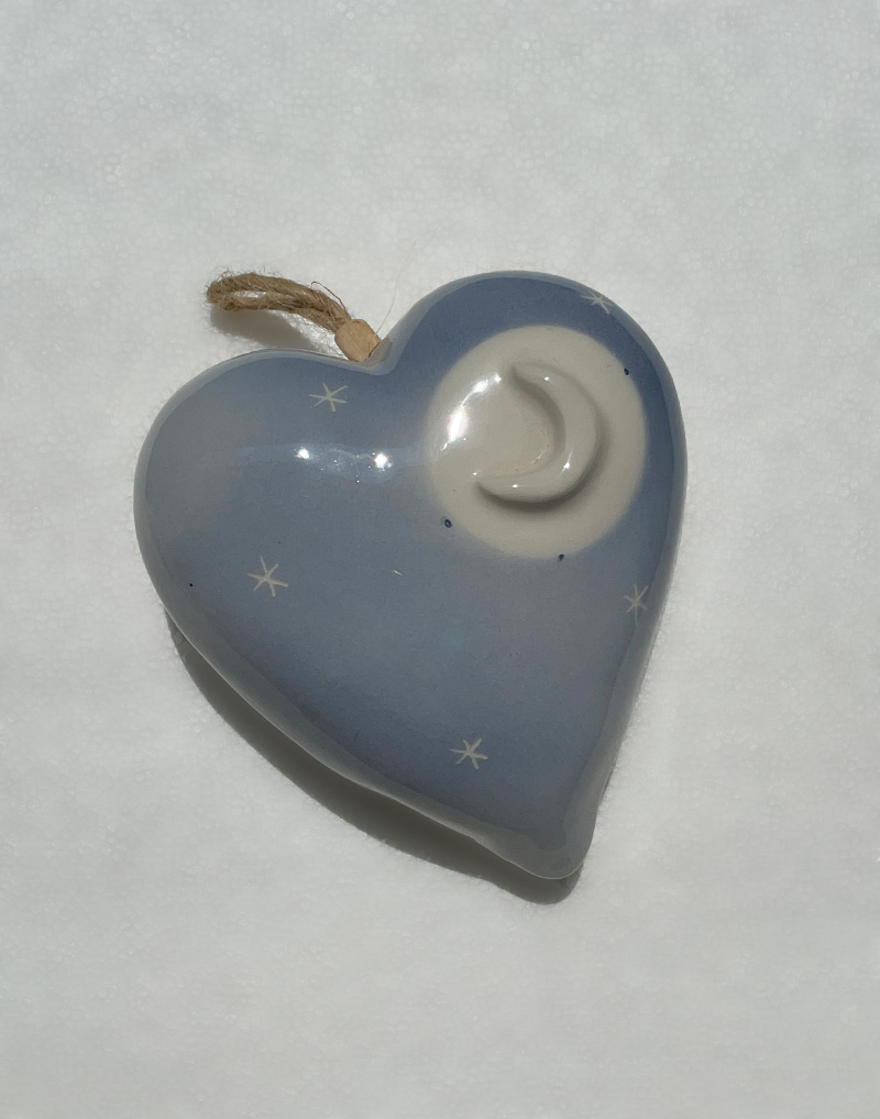 Pendente in ceramica. A forma di piccolo cuore con una piccola luna in rilievo. Misure cm 11x11x6. Fatto a mano.