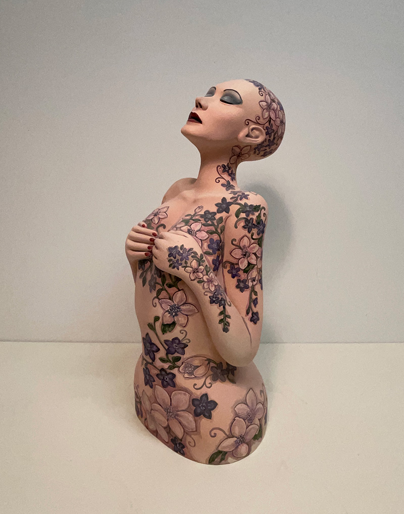 Scultura in ceramica. Nudo di figura femminile, coperto di tatuaggi. Altezza cm 51. Fatto a mano. Pezzo unico.