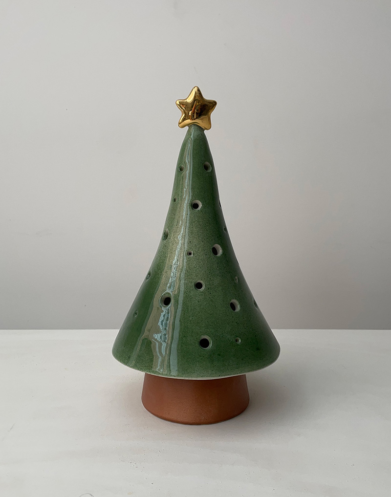 Portalume a forma di alberello di Natale. Colore verde con stella in oro zecchino. Due parti apribili per inserire la candela profumata. Altezza cm 26.
