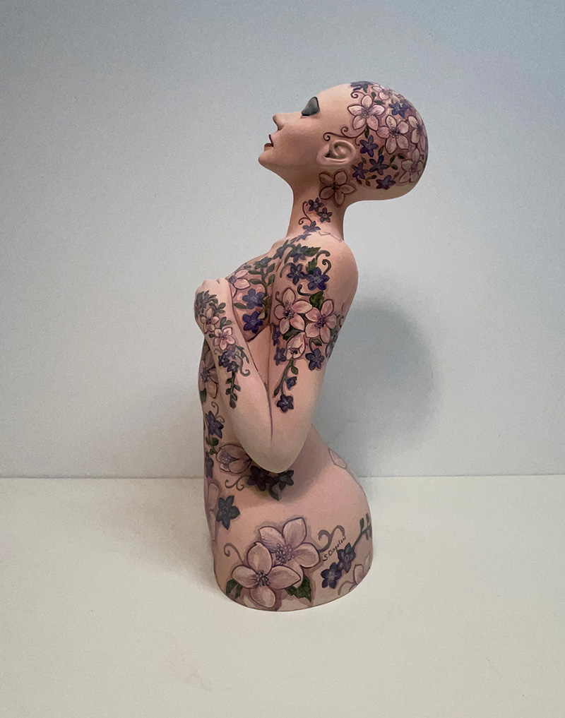 Scultura in ceramica. Nudo di figura femminile, coperto di tatuaggi. Altezza cm 51. Fatto a mano. Pezzo unico.