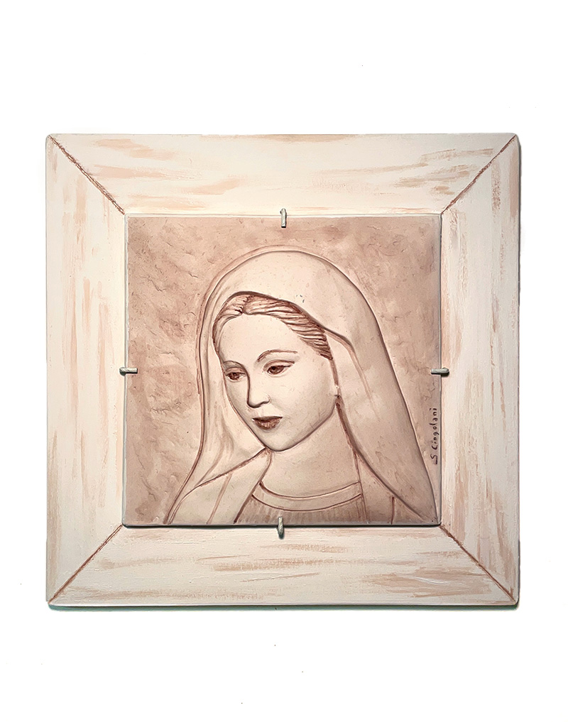 Capoletto con Madonna. Realizzato in ceramica bianca opaca. Il supporto è realizzato in legno. Fatto a mano. Pezzo unico. Dimensioni cm 42x42.