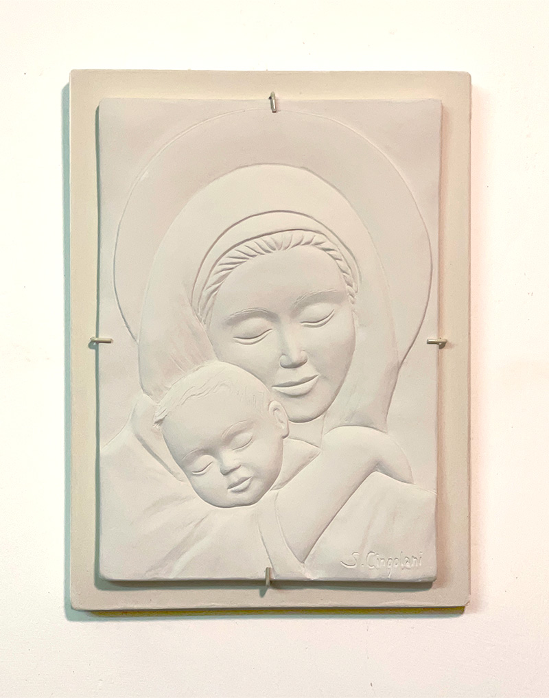 Quadro raffigurante Madonna con Bambino. Realizzato in ceramica bianca opaca. Il supporto è realizzato in legno. Fatto a mano. Pezzo unico.
