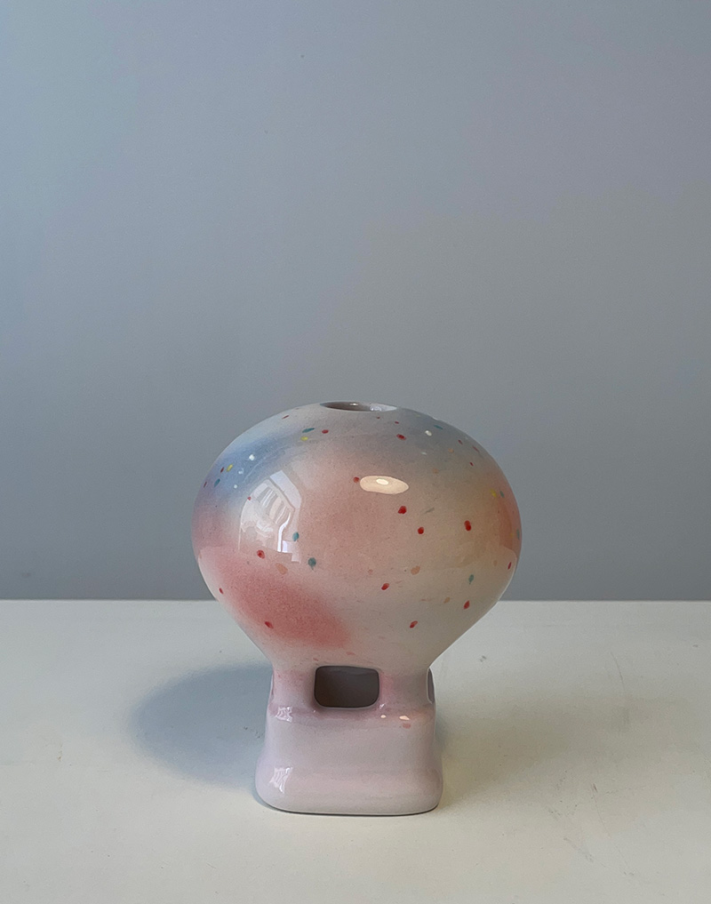 Piccola mongolfiera in ceramica. Altezza cm 14. Colore sfumato nei toni del rosa. Fatto a mano. Copia unica.