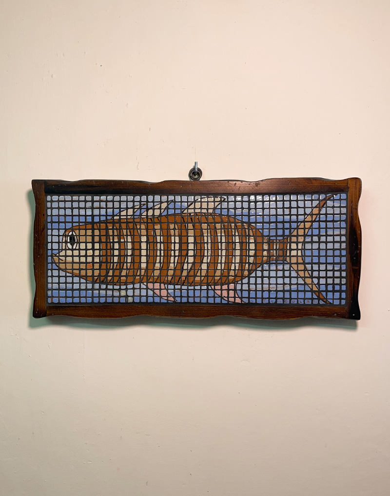 Quadro mosaico in ceramica con figura di pesce . Il supporto è realizzato in legno di mare.