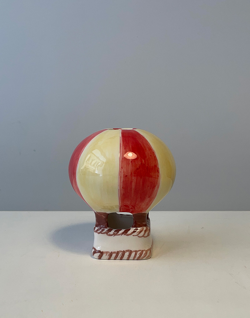 Piccola mongolfiera in ceramica. Altezza cm 14. Colori nei toni del giallo e del rosso. Fatto a mano. Copia unica.