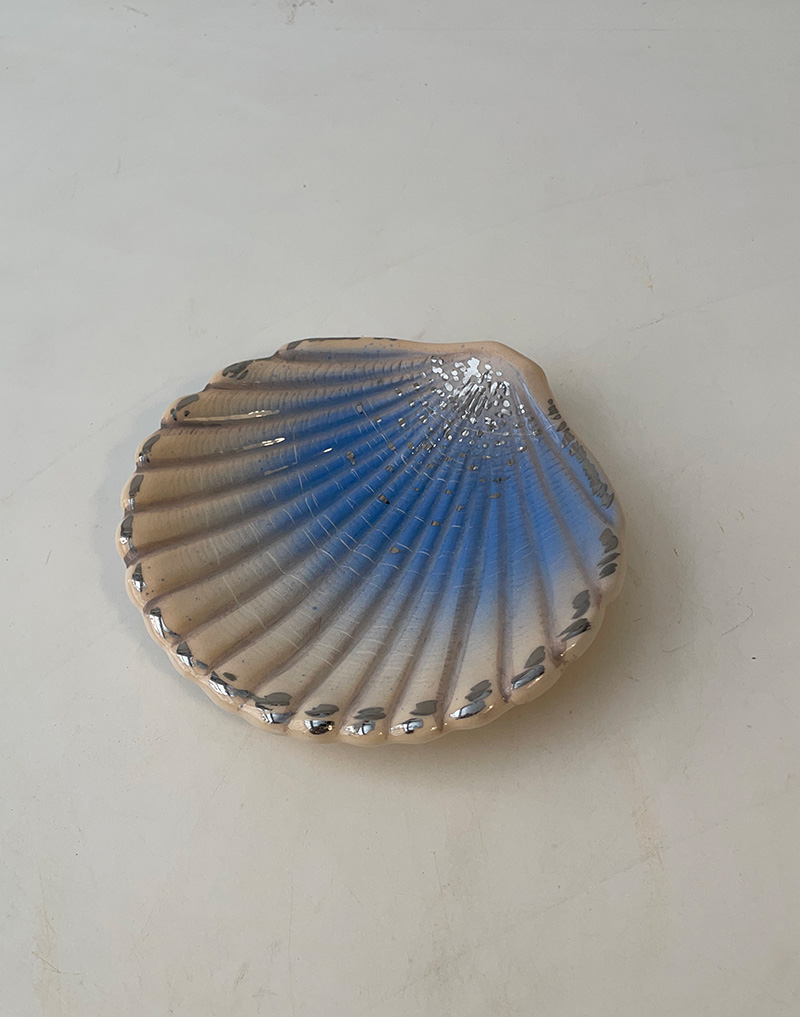 Conchiglia azzurra in ceramica con decoro in platino, cm 14x14.