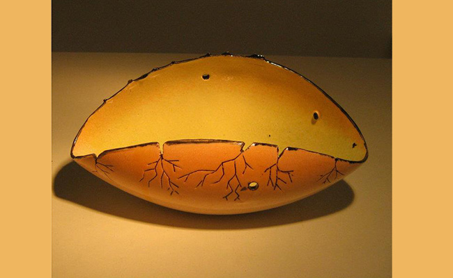 Ceramica artistica moderna di TERREDAUTORE. Ciotola centrotavola in uno splendido colore ocra, dipinta a mano.