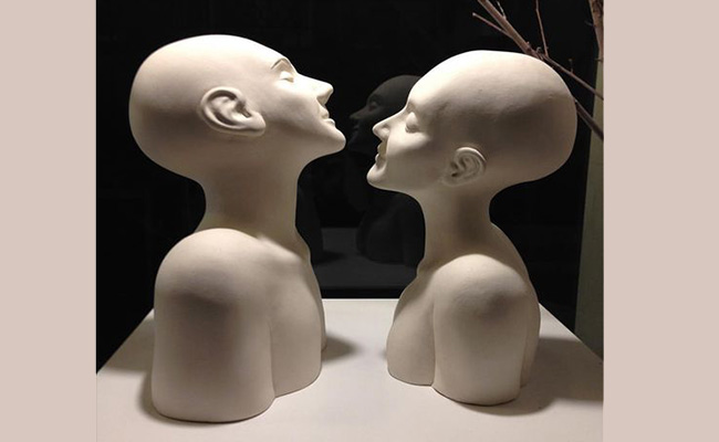 Ceramica artistica moderna di TERREDAUTORE. Busti di un uomo ed una donna in ceramica chiara.