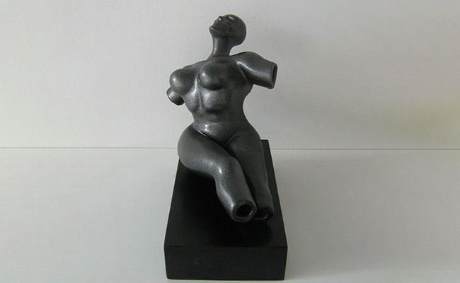 Ceramica artistica moderna di TERREDAUTORE. Scultura in ceramica colore grigio-nero, raffigurante busto di donna.