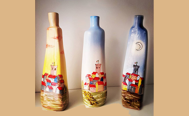Ceramica artistica moderna di TERREDAUTORE. Bottiglie in ceramica dipinte a mano raffigurano Recanati ed il suo castello.