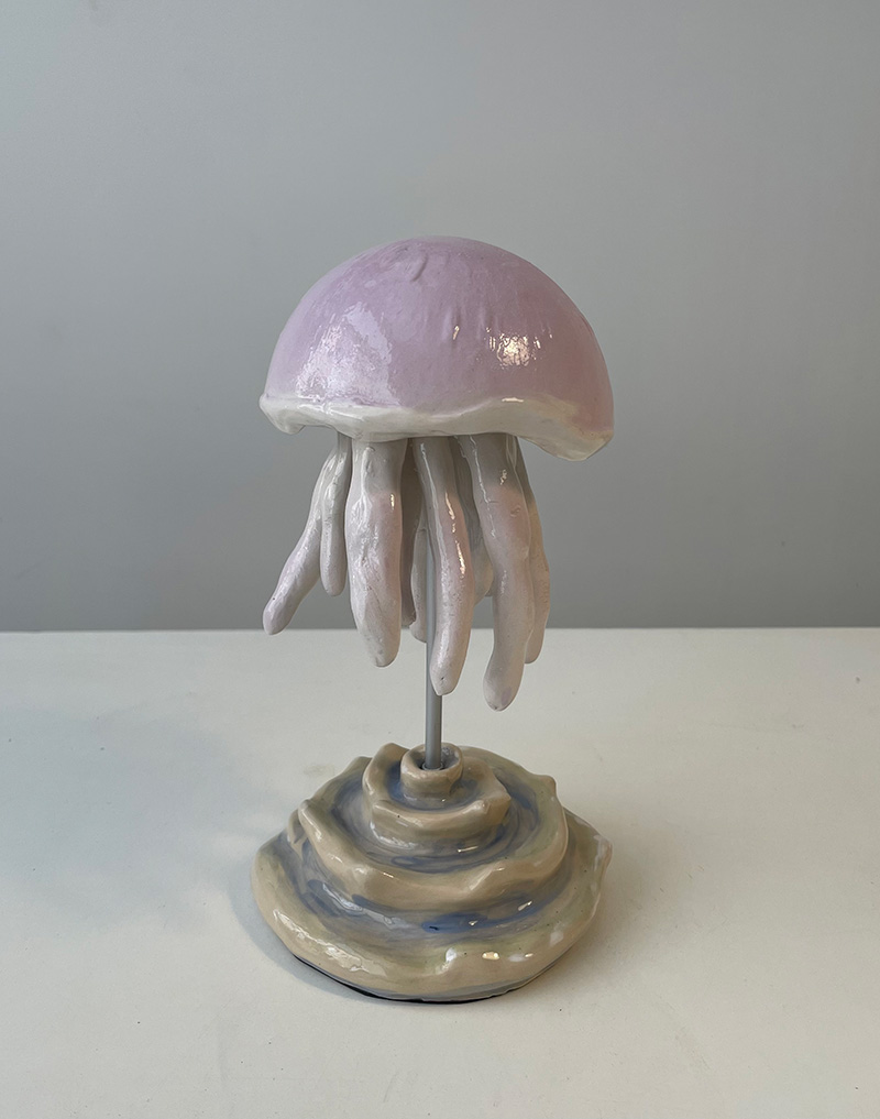 Medusa rosa in ceramica, smaltata lucida. Realizzata a mano, in argilla bianca con finitura in cristallina lucida. Altezza cm 24.