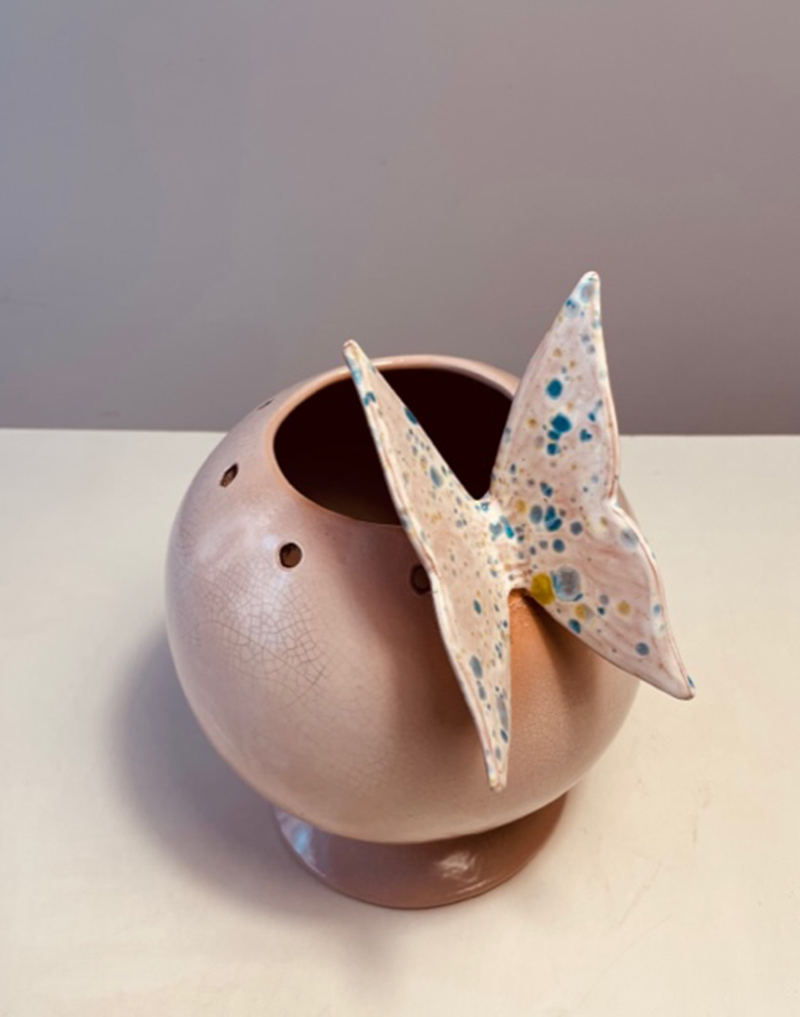 Vaso in ceramica con smalto craquelè e farfalla decorata con smalto bianco e cristalli. Altezza 28 cm.