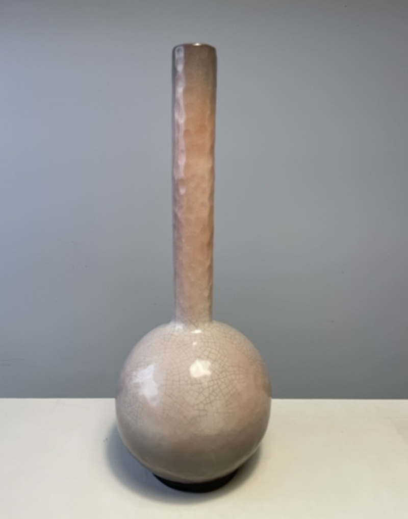 Bottiglia in ceramica smalto craquelè. Altezza 39 cm.